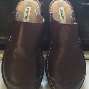 Ladies leather clogs SIZE 10. New no tags BROWN.